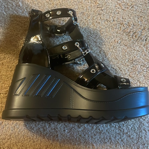 Black and silver Strappy pleather chain wedge sandals - Picture 4 of 4